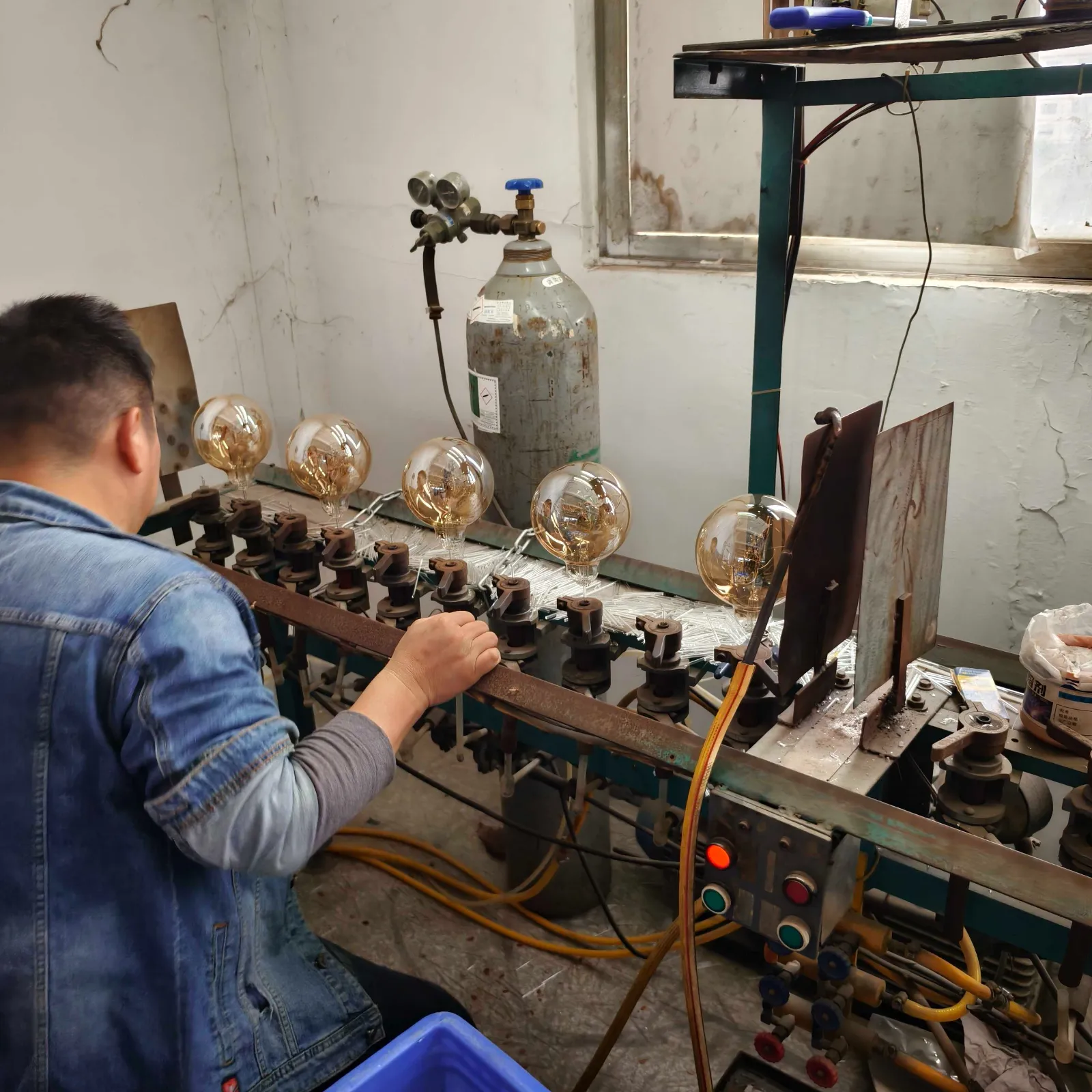 GLORILUM operator working at a decorative glass bulb production station